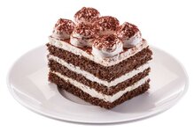 кусочек-шоколадного-торта-со-сливками-и-бурым-нанесенные-осколками-213700456.jpg