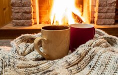 hot-coffee-cup-winter-scarf-fireplace-zima-chashka-kofe-para.jpg